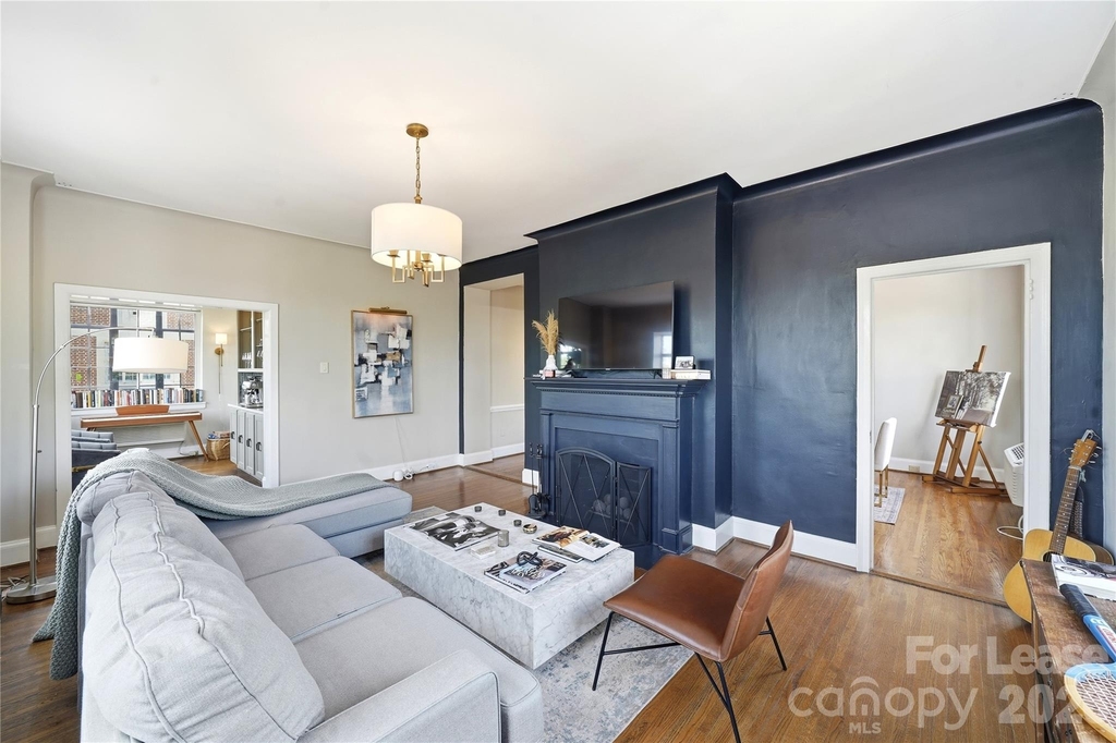 301 W 10th Street - Photo 2