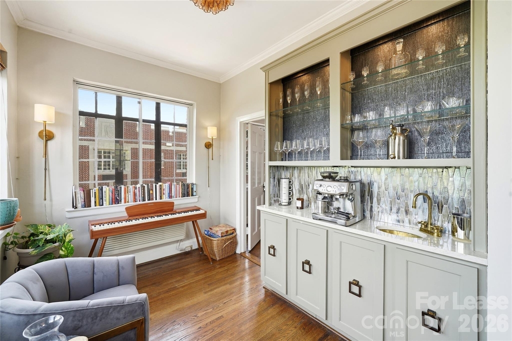 301 W 10th Street - Photo 8