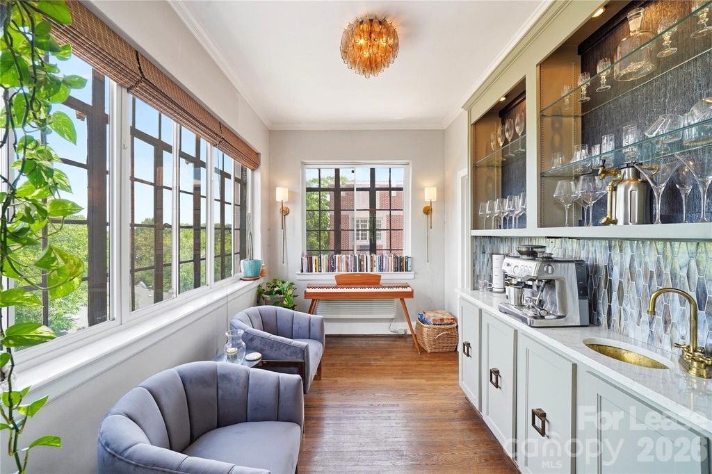 301 W 10th Street - Photo 1