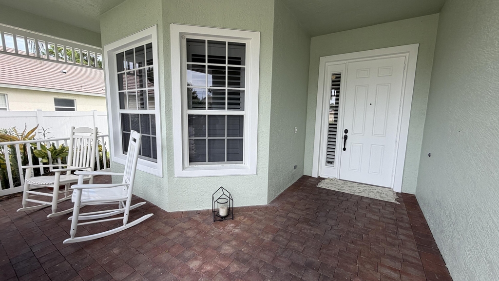 104 Nw Pleasant Grove Way - Photo 1