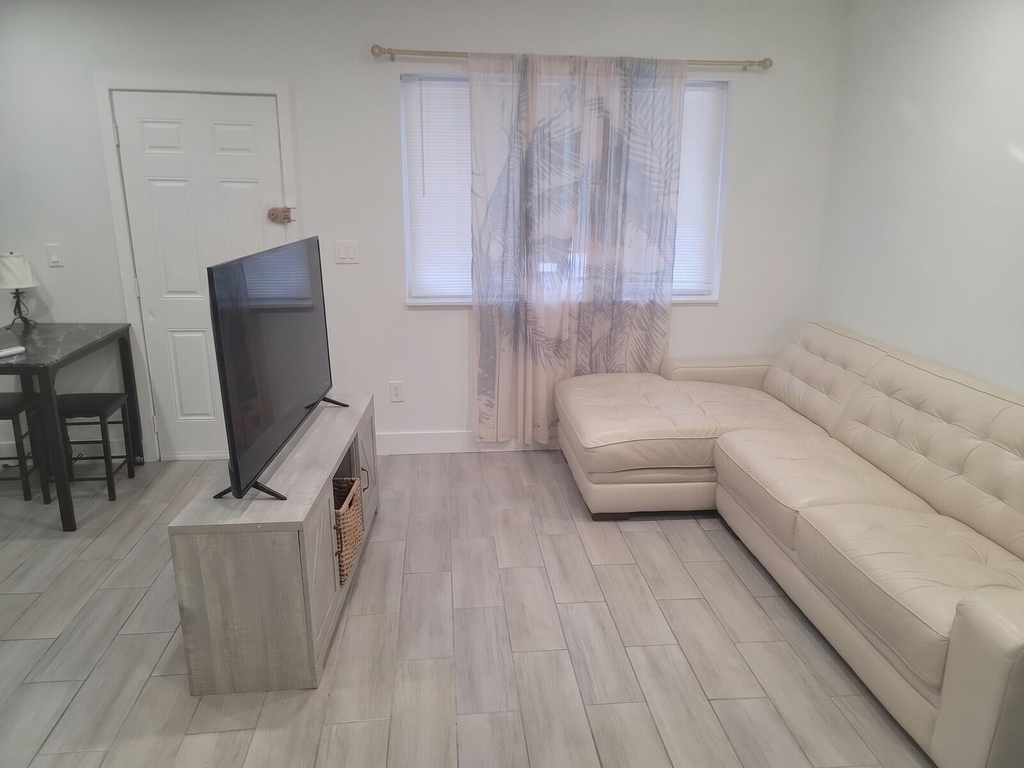 7975 Crespi Boulevard - Photo 1