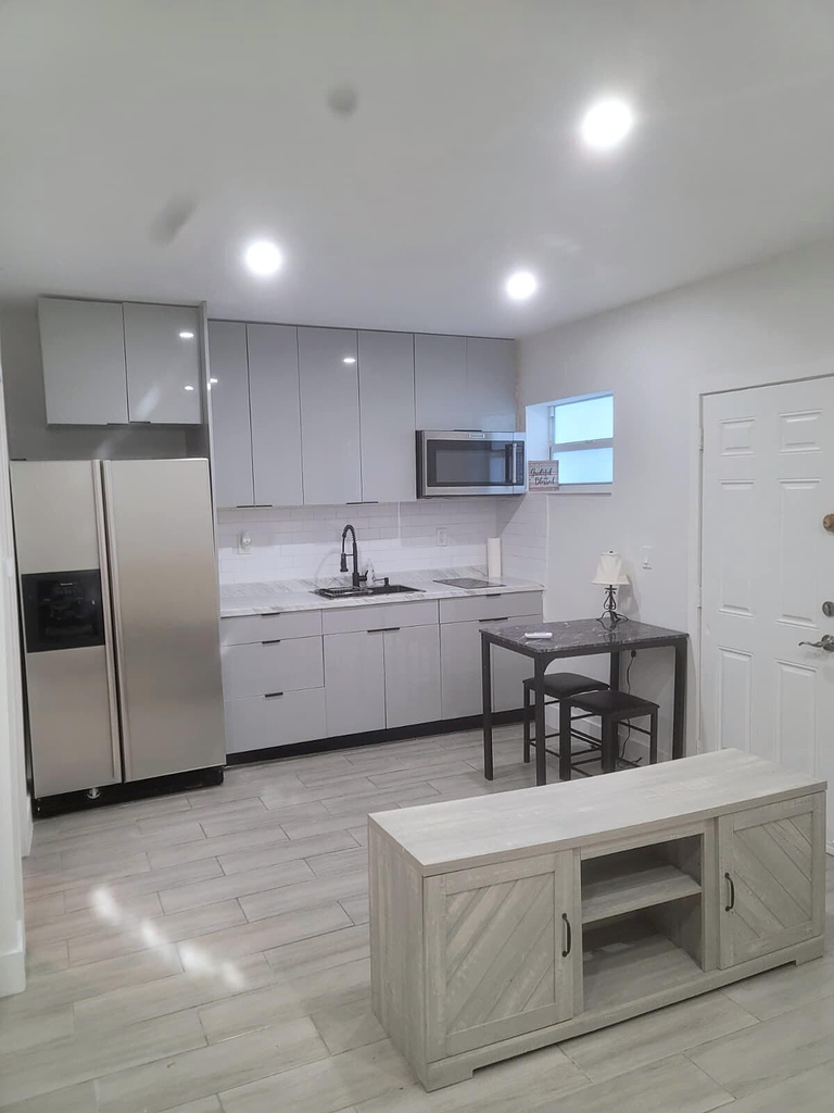 7975 Crespi Boulevard - Photo 2