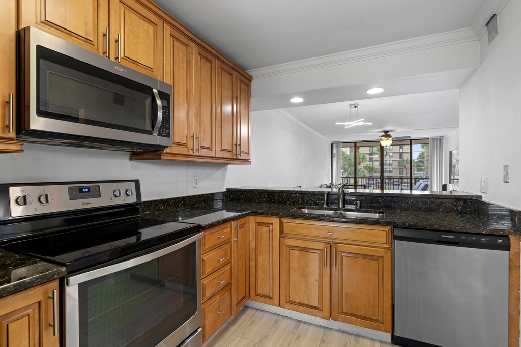 16 Royal Palm Way - Photo 8
