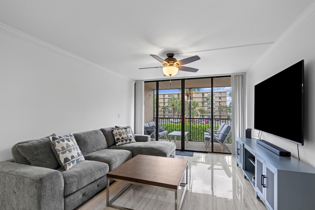 16 Royal Palm Way - Photo 4