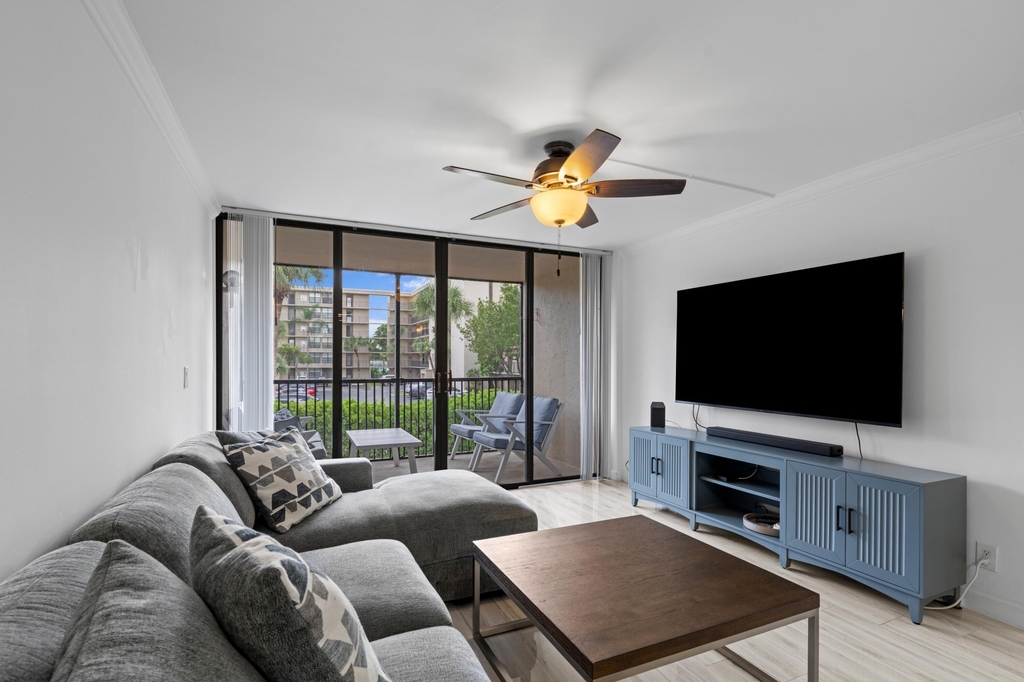 16 Royal Palm Way - Photo 5