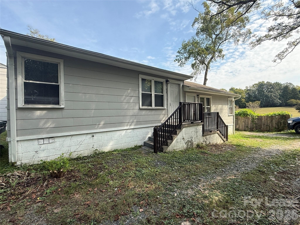 100 E Bradley Street - Photo 1