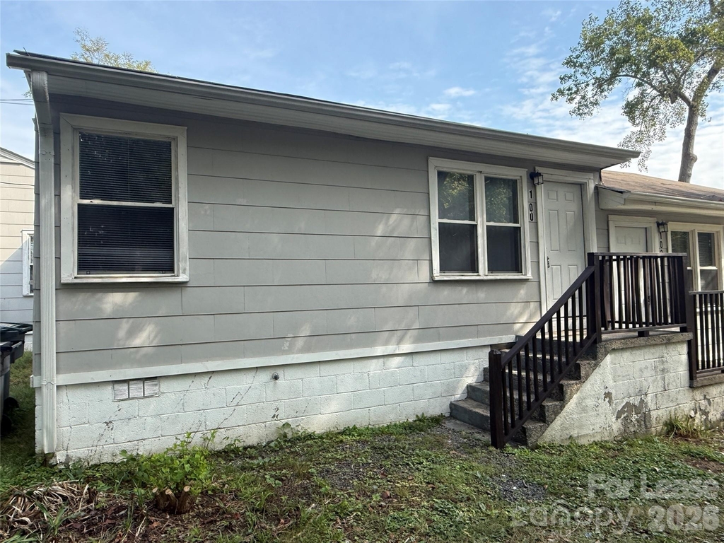 100 E Bradley Street - Photo 0
