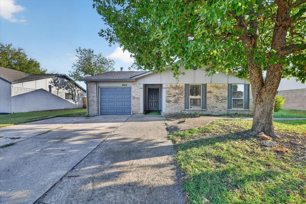 7012 Lincolnshire Lane - Photo 0
