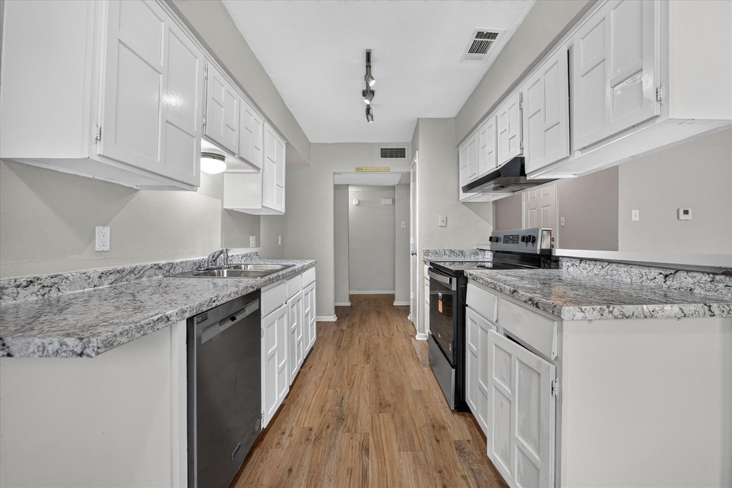 7012 Lincolnshire Lane - Photo 5