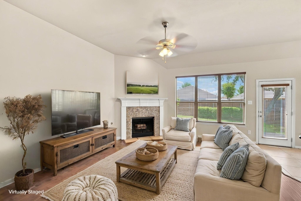 1020 Lake Hollow Drive - Photo 4