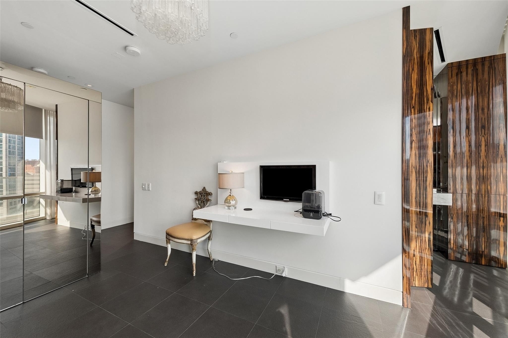 2408 Victory Park Lane - Photo 16