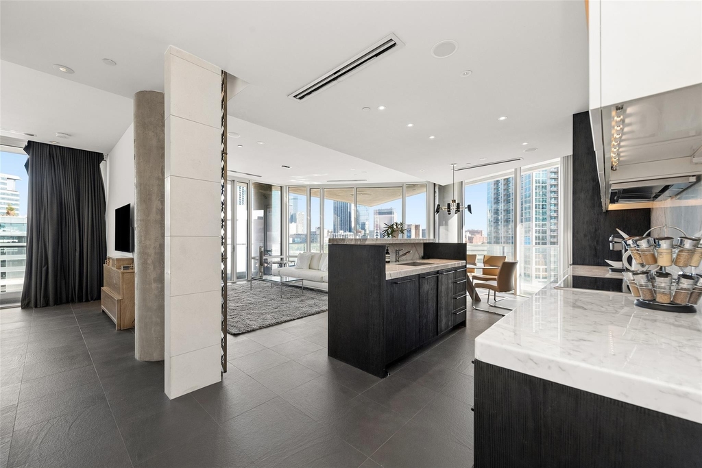 2408 Victory Park Lane - Photo 4