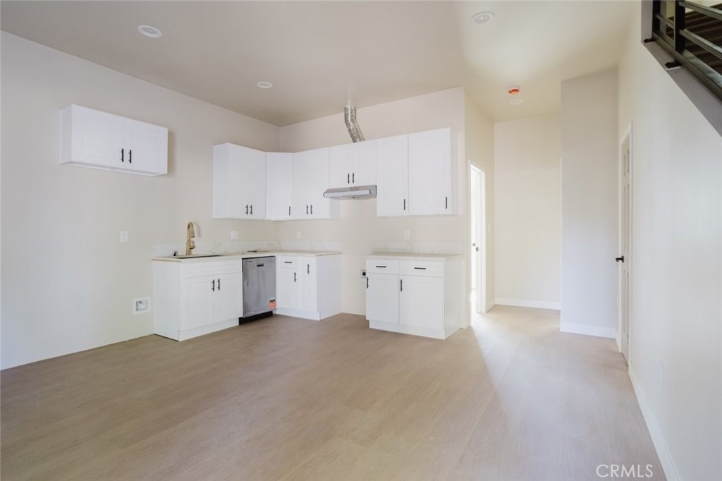 7350 Cozycroft Avenue - Photo 2