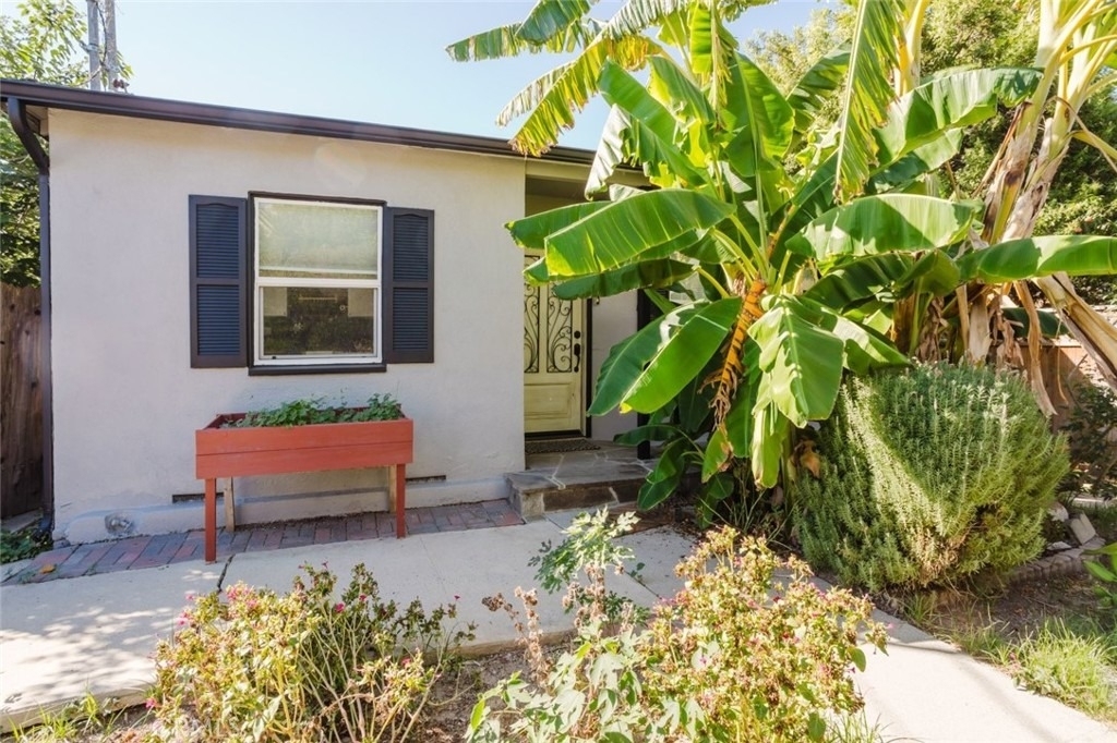 18328 Gresham Street - Photo 2