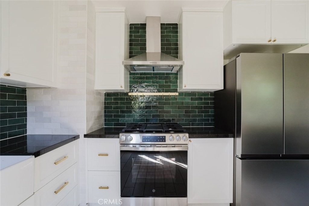 18328 Gresham Street - Photo 17