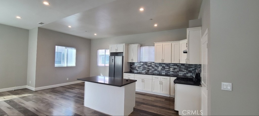 866 E 46th - Photo 2