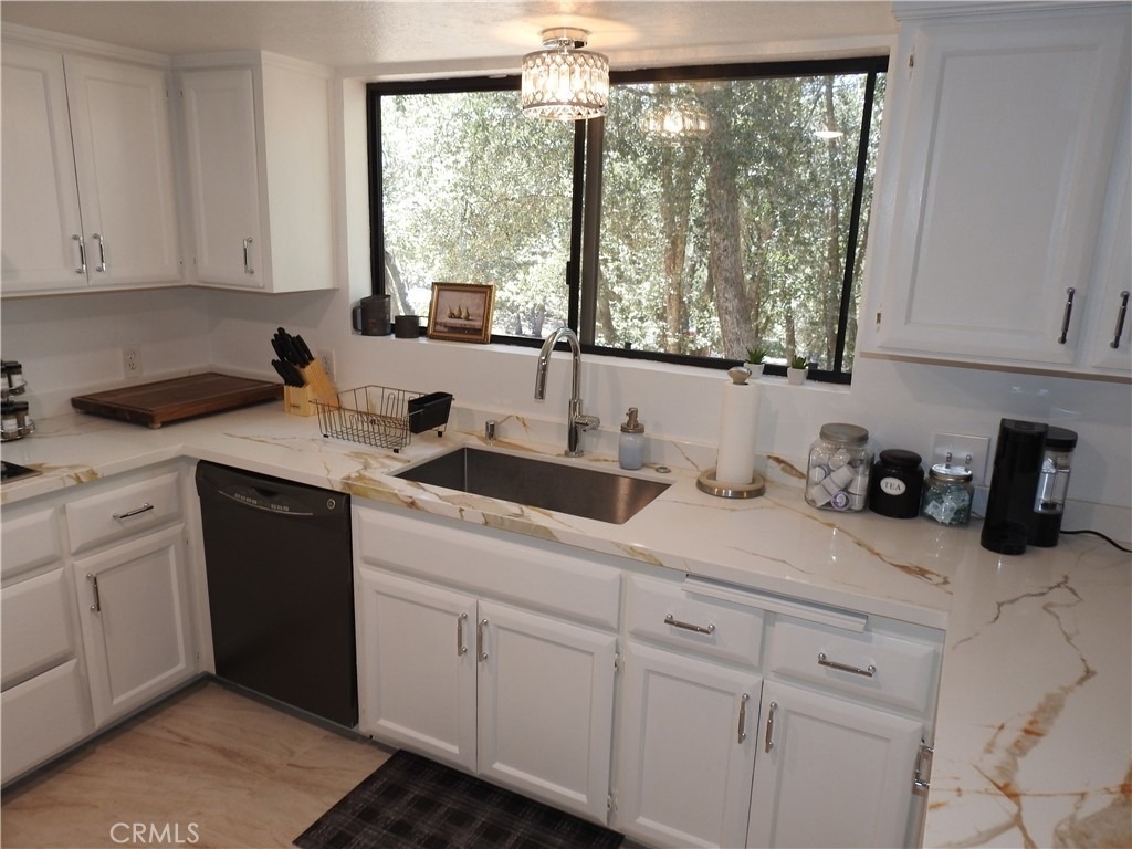 5041 Pine Ridge Avenue - Photo 12