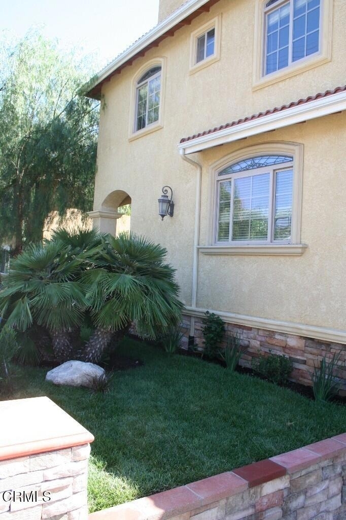 2512 Montrose Avenue - Photo 3