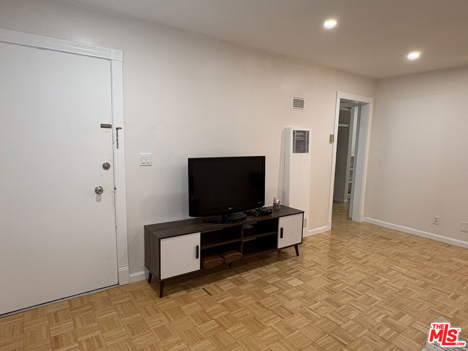 828 Lincoln Boulevard - Photo 2