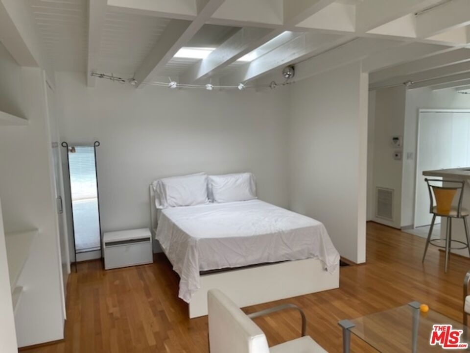 516 1/4 N San Vicente Boulevard - Photo 2