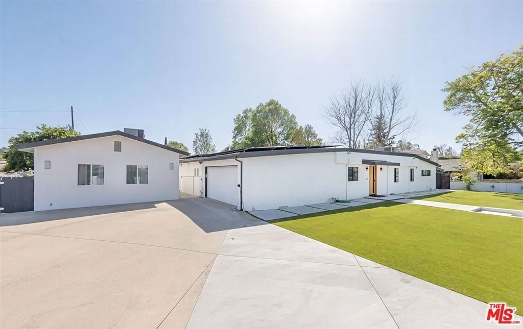 22602 Hatteras Street - Photo 0