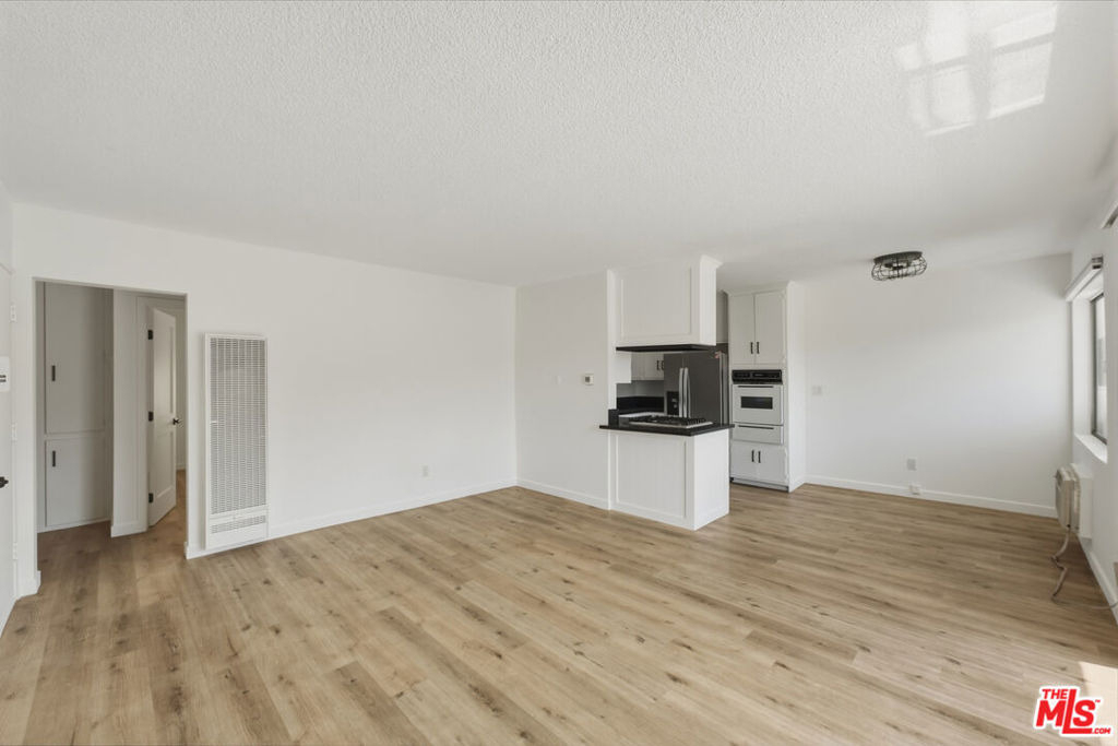 929 N Stanley Avenue - Photo 2