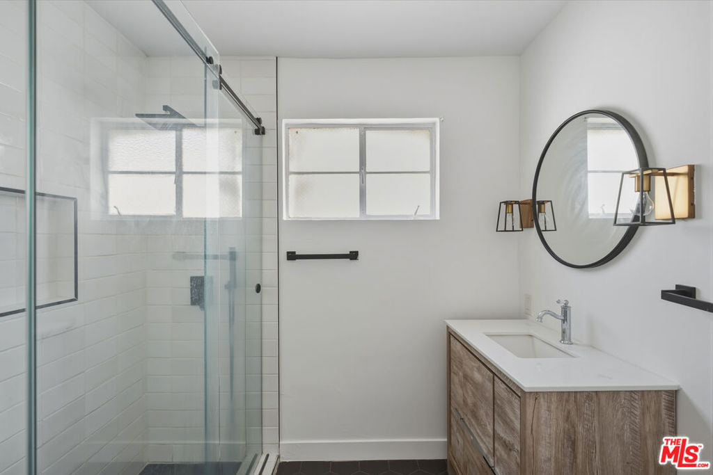 929 N Stanley Avenue - Photo 0