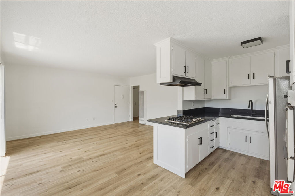 929 N Stanley Avenue - Photo 5
