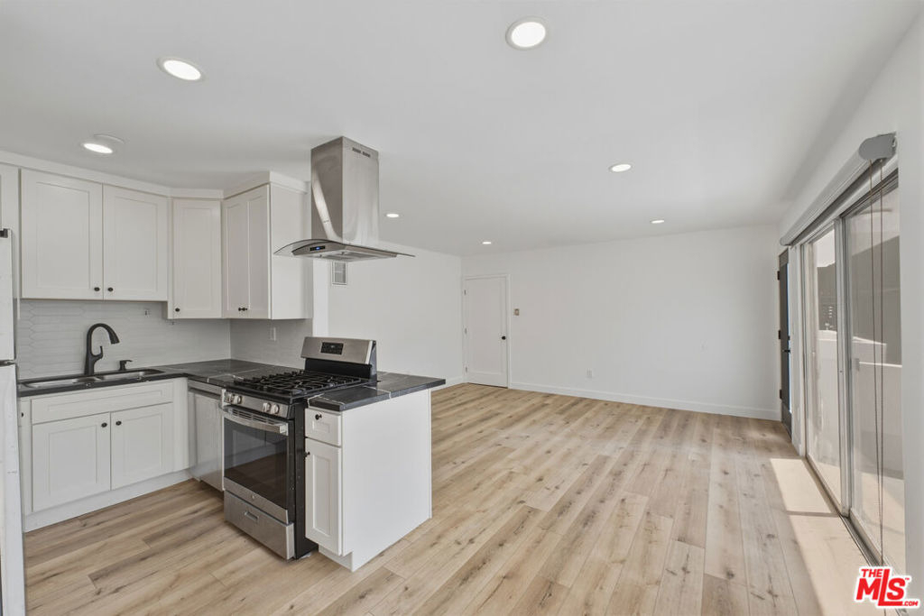 929 N Stanley Avenue - Photo 0