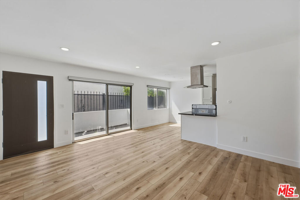 929 N Stanley Avenue - Photo 2