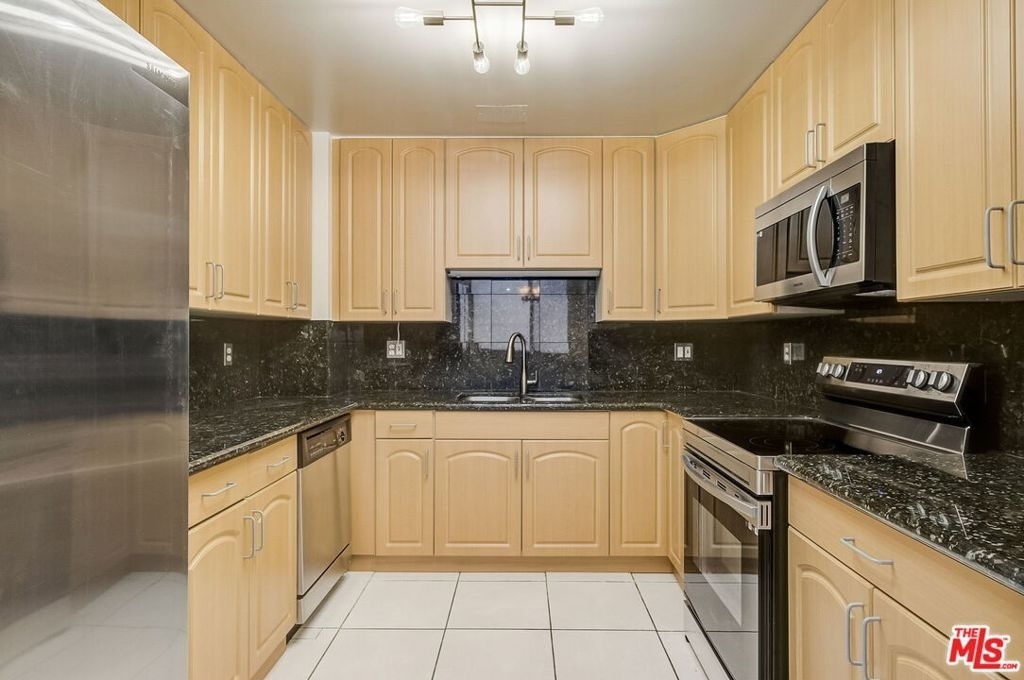 1100 Alta Loma Road - Photo 8