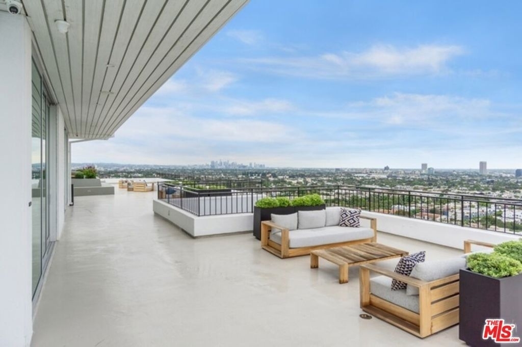 1100 Alta Loma Road - Photo 28