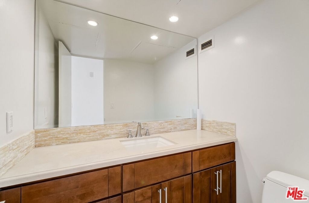 1100 Alta Loma Road - Photo 17