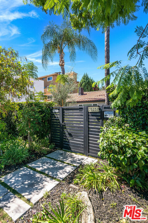 15237 Otsego Street - Photo 4
