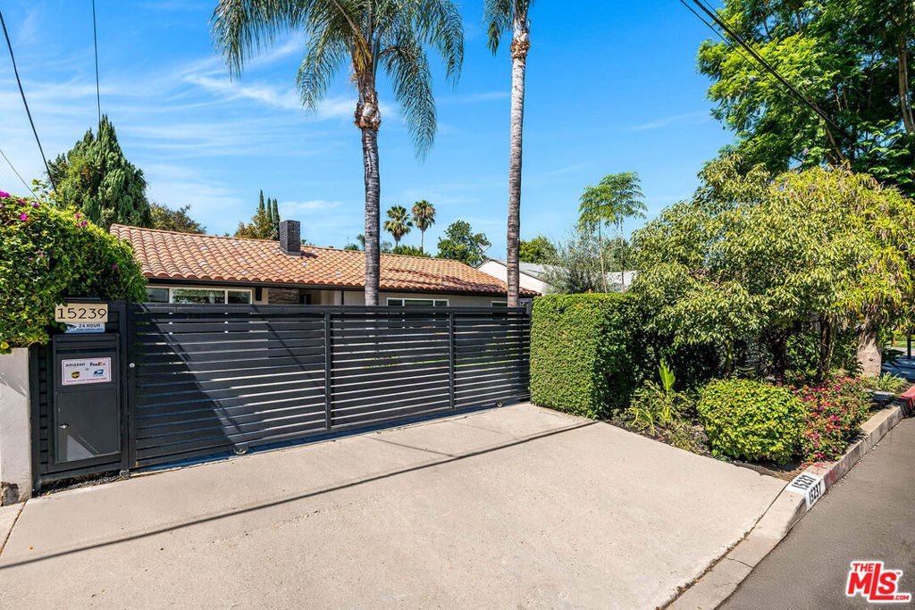 15237 Otsego Street - Photo 3
