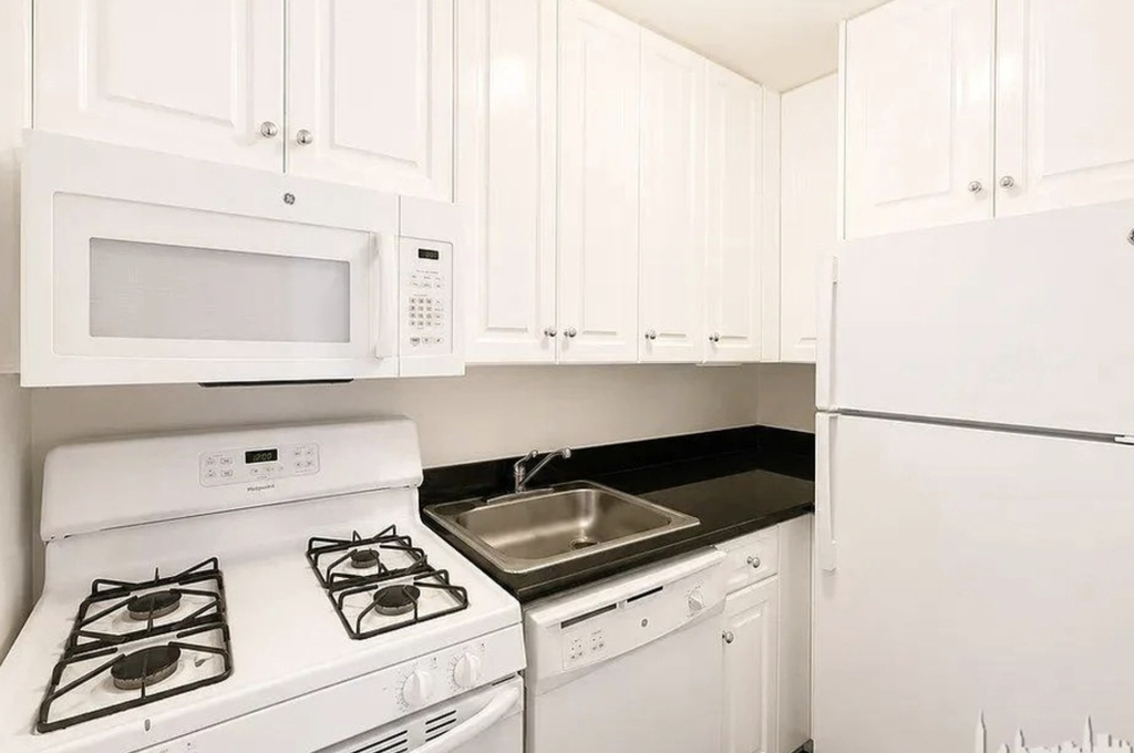  East 12th Street - Photo 4