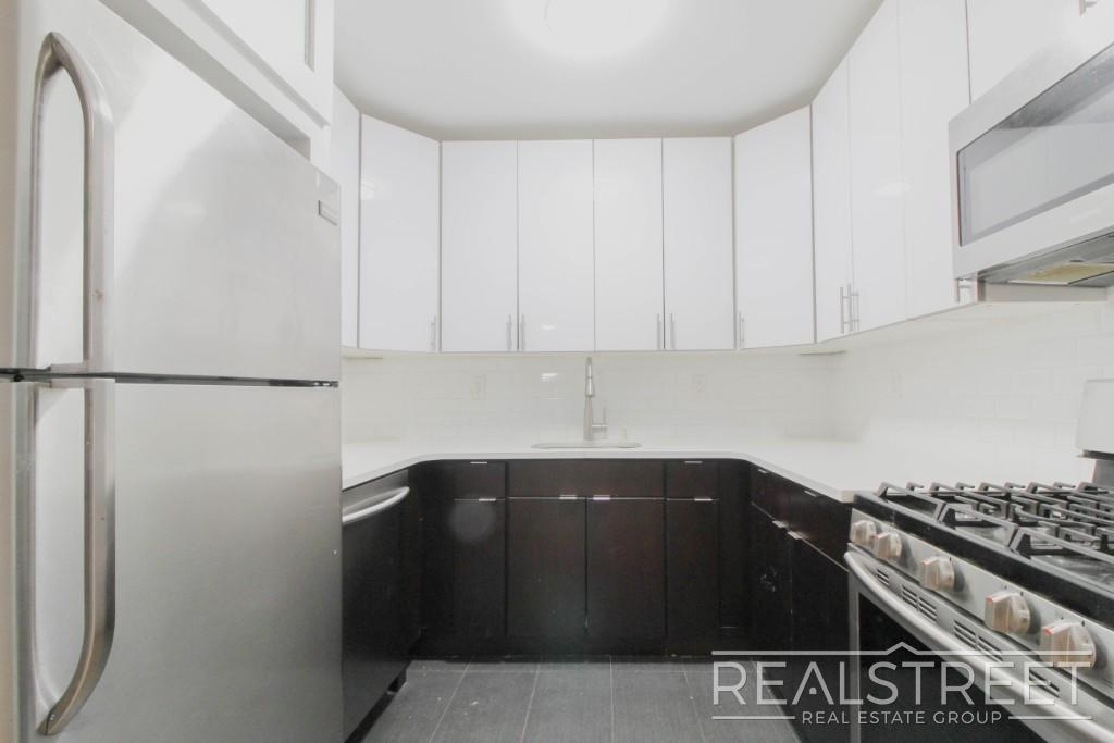 90-02 Queens Blvd - Photo 2
