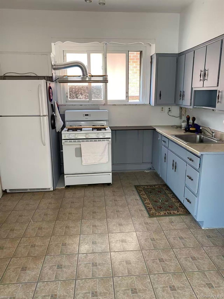 4361 161st Street - Photo 3