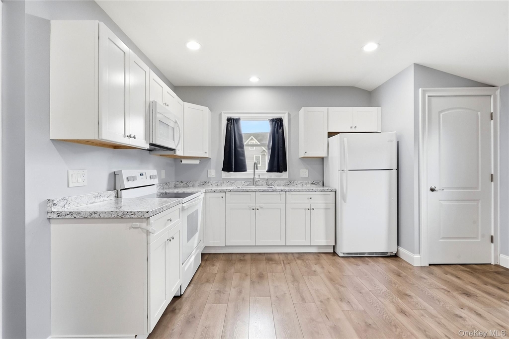 248 Bayview Avenue - Photo 6