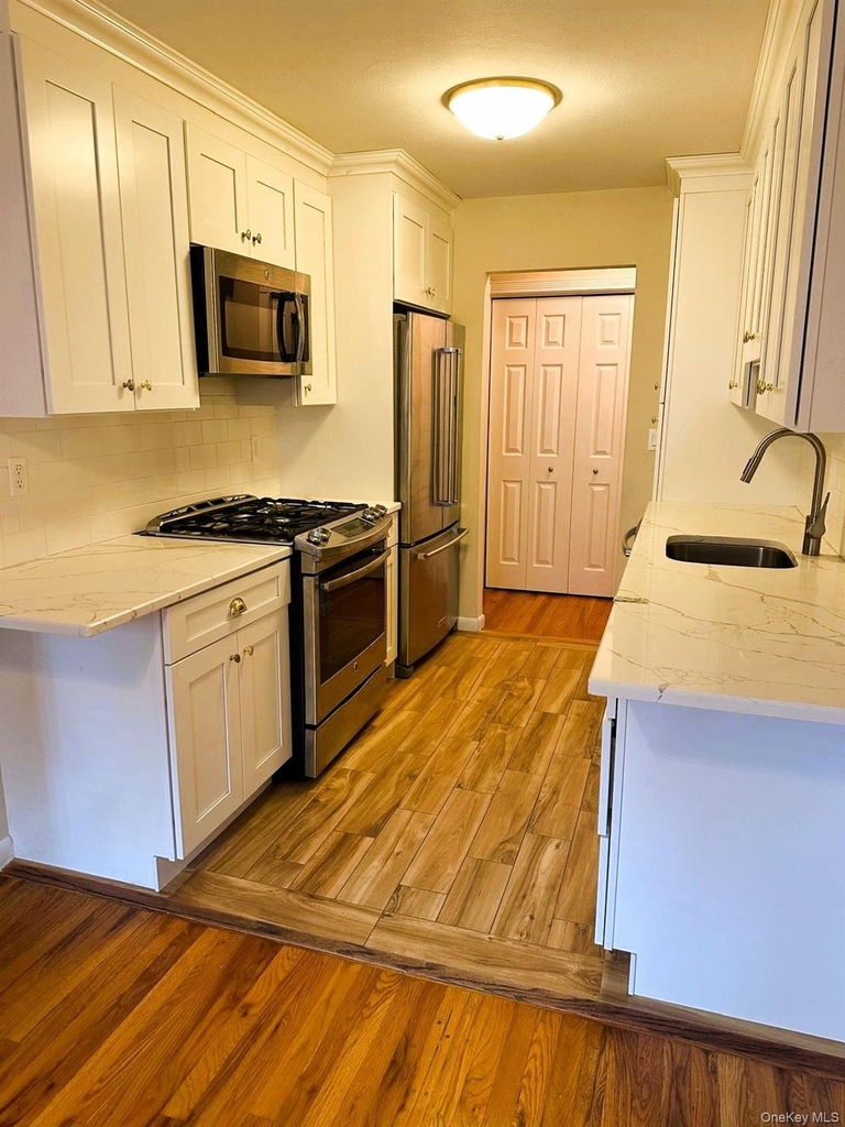 1 W Lawrence Park Drive - Photo 2