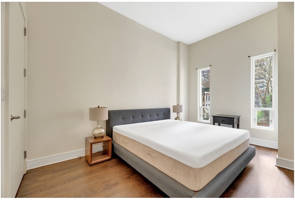 250 E 49th Street - Photo 2