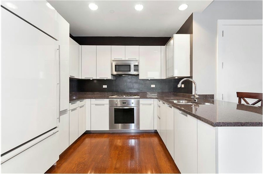 250 E 49th Street - Photo 1