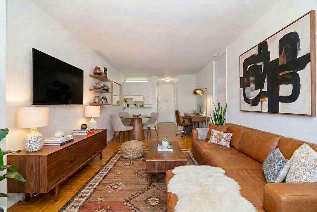215 W 95th Street - Photo 2