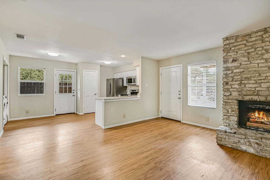 301 Algerita Dr - Photo 3