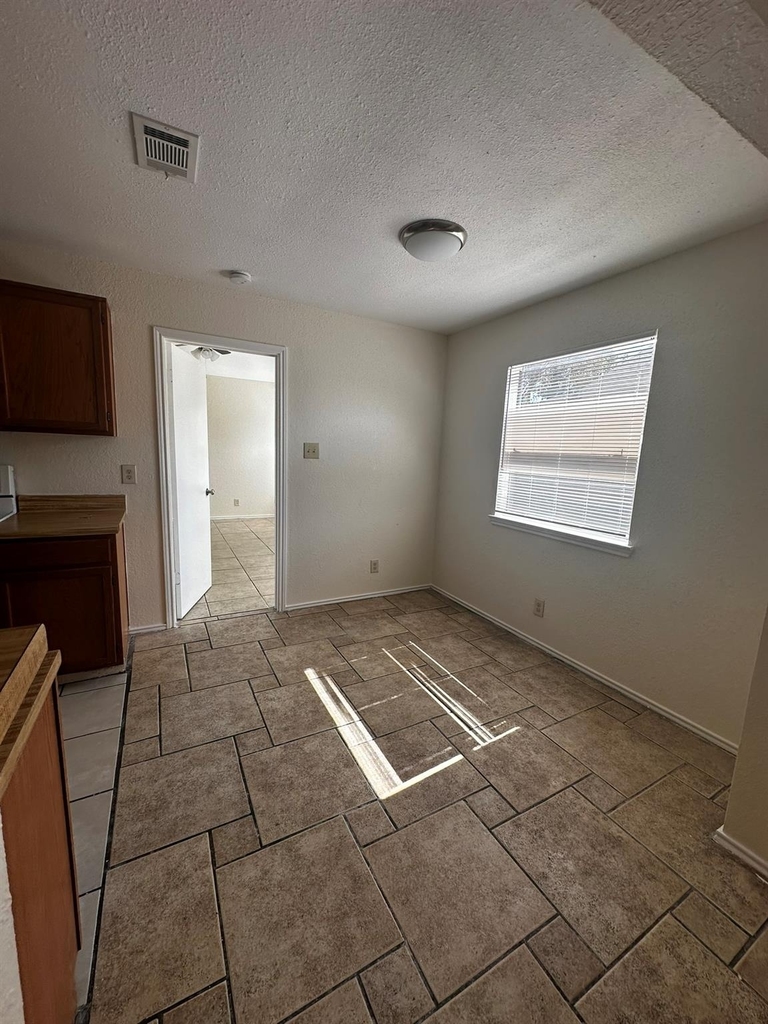 6004 Parkwood Dr - Photo 5