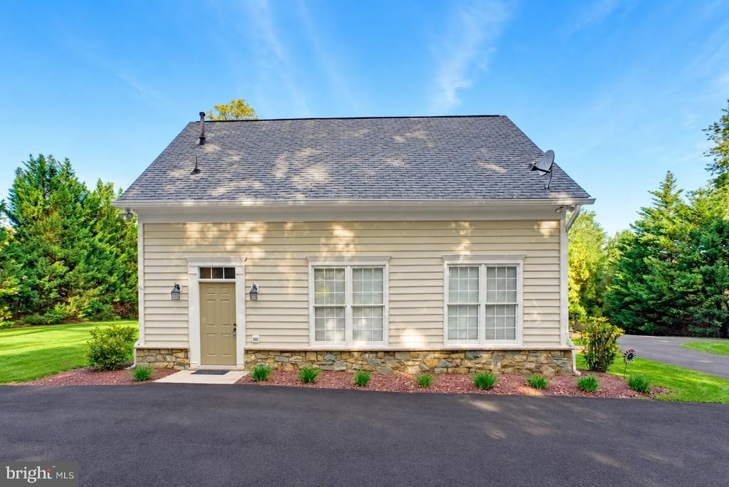 10903 Maple Street - Photo 0