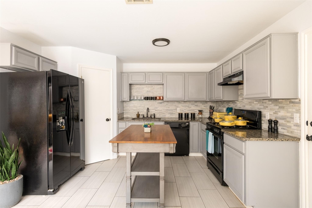 1562 Parkfield Cir - Photo 3