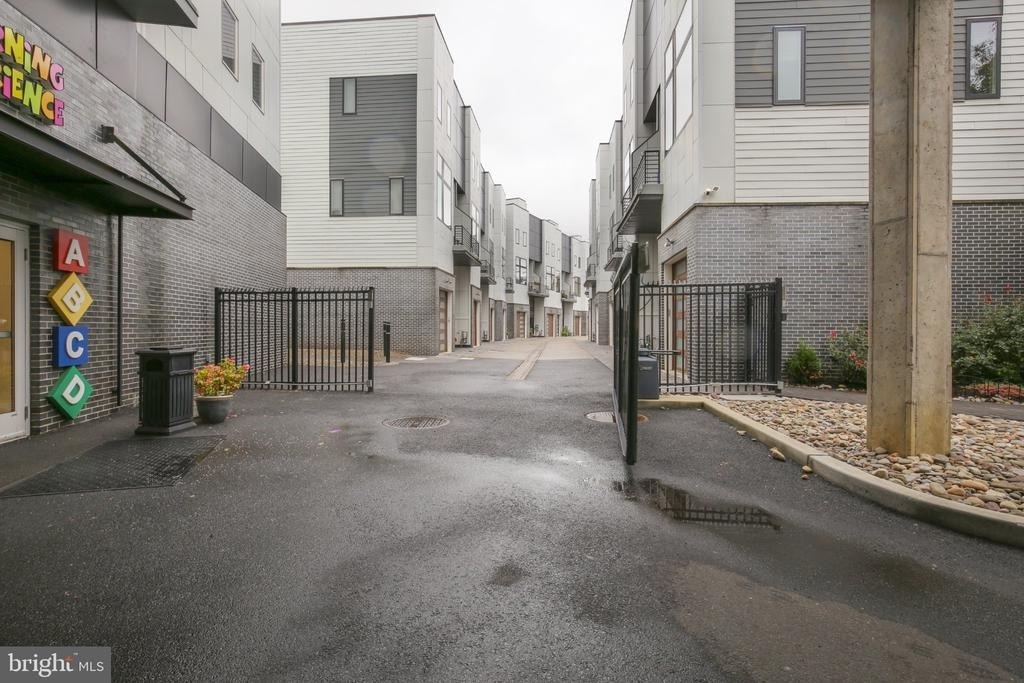 2527 Graduate Square - Photo 44