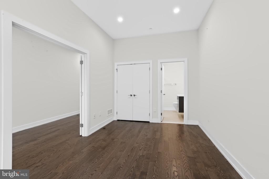 2527 Graduate Square - Photo 5