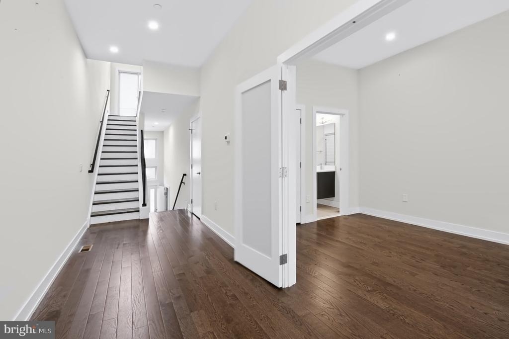2527 Graduate Square - Photo 4